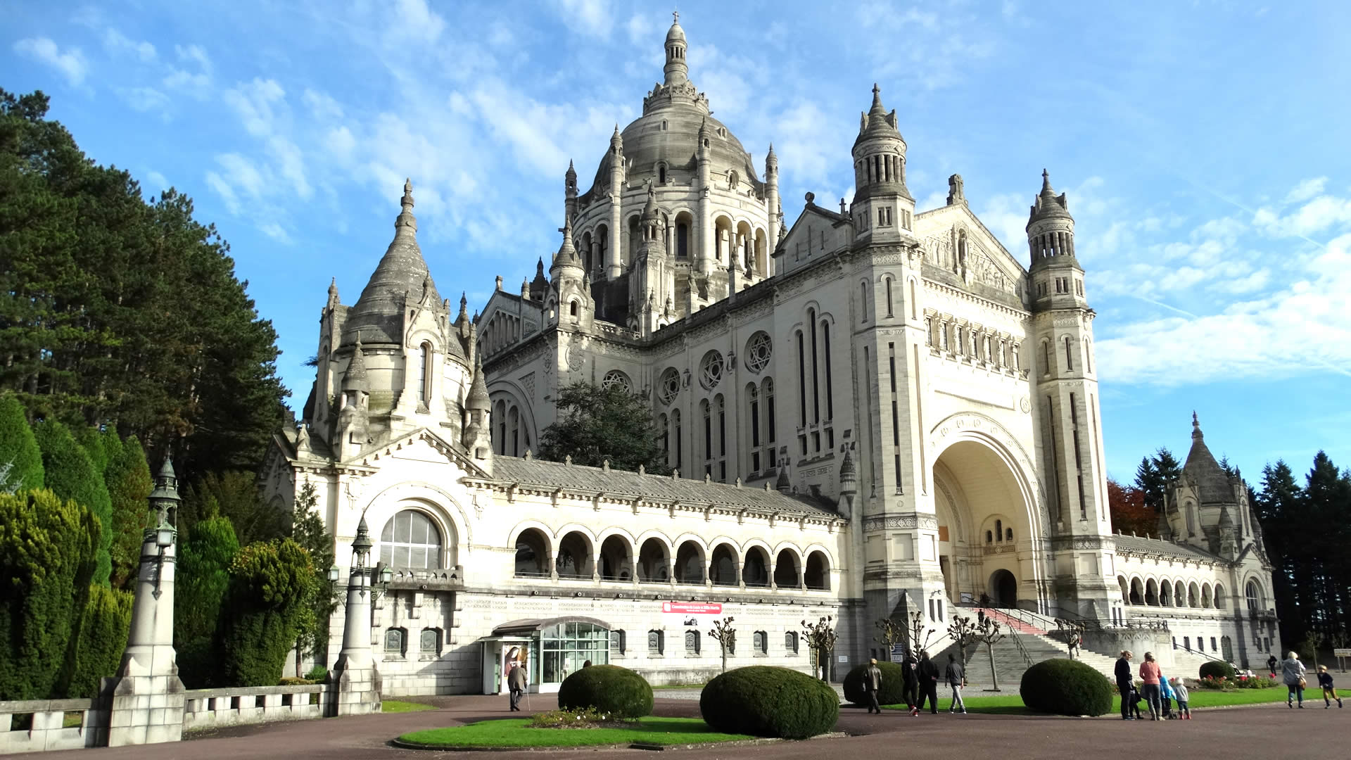 Voyage organisé en autocar pour visiter la basilique Sainte-Thérèse de Lisieux puis Trouville sur Mer une excursion ludique et culturelle