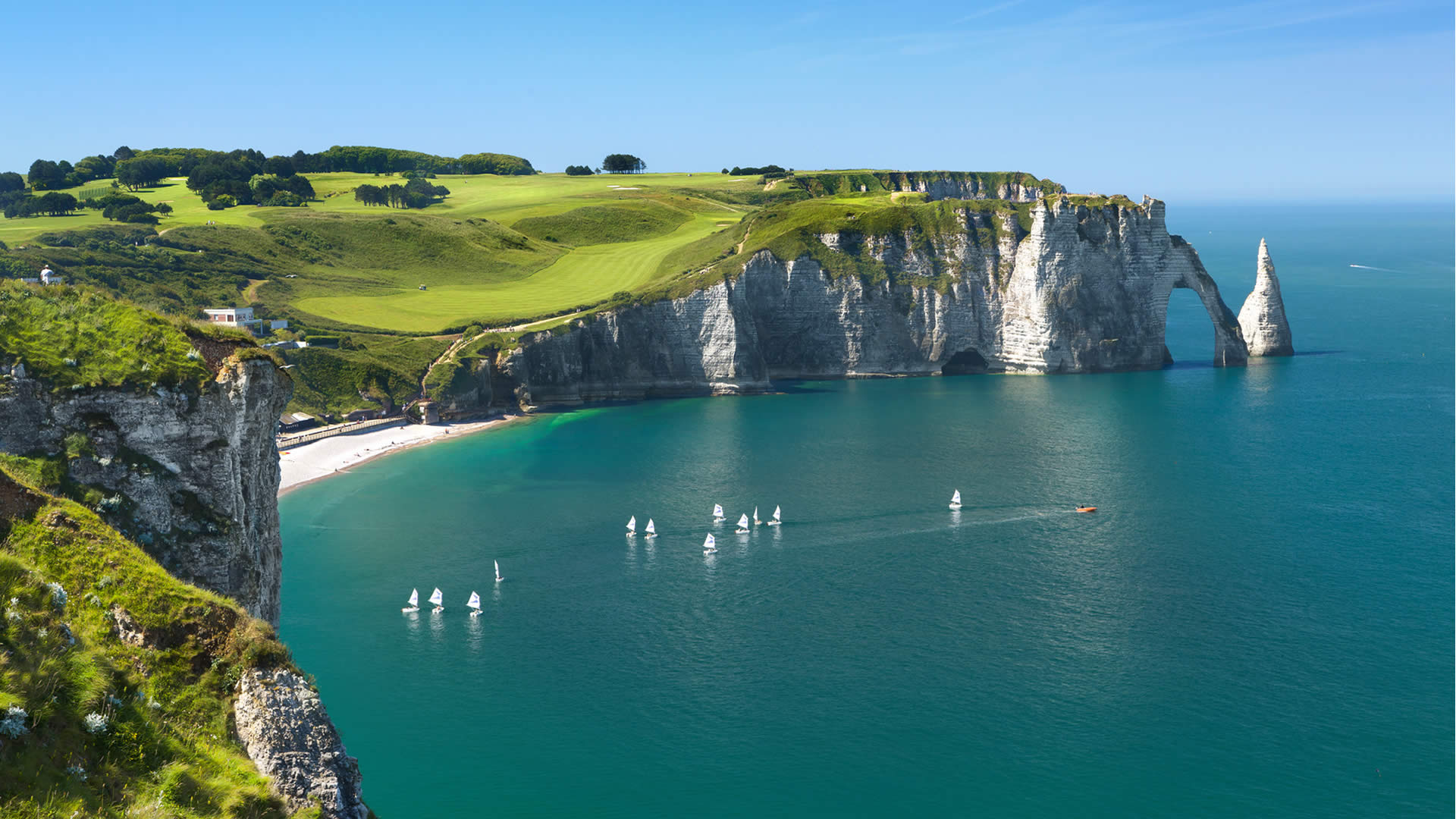 Voyage organisé en autocar pour visiter le Palais Benedictine et Les majestueuses falaises d'Etretat une excursion ludique et culturelle