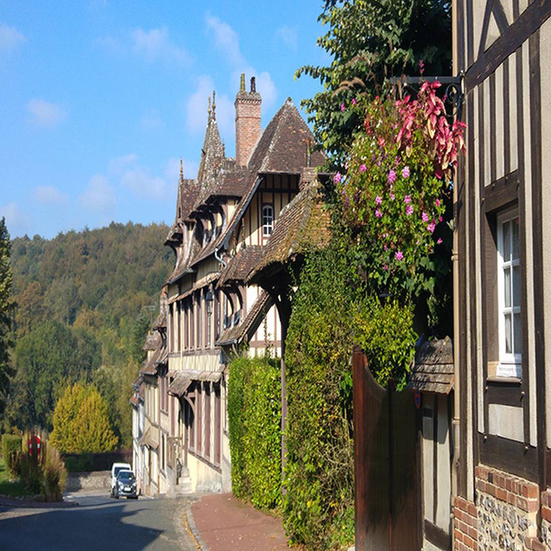Voyage organisé en autocar pour visiter le Jardin Henri Le Sidaner à Gerberoy durant une journée en groupe, une excursion ludique